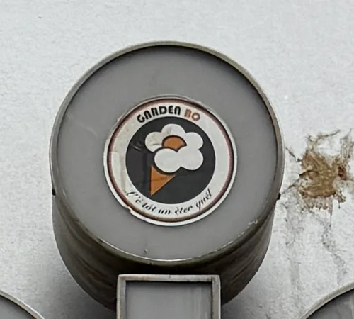 Il puntino della i dell'insegna: un cilindro con sopra un adesivo tondo con un cono gelato.